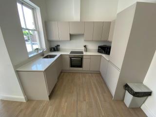 Modern 1-Bed Apartment with Balcony-Tadworth - Tadworth - 6