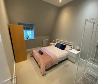 Modern 1-Bed Apartment with Balcony-Tadworth - Tadworth - 8