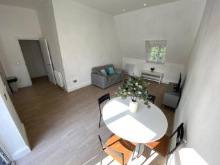Modern 1-Bed Apartment with Balcony-Tadworth - Tadworth - 3