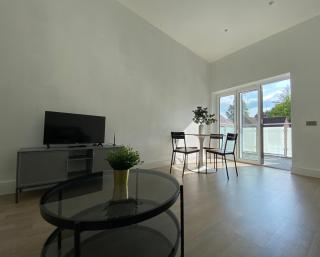 Modern 1-Bed Apartment with Balcony-Tadworth - Tadworth - 0