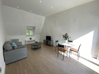 Modern 1-Bed Apartment with Balcony-Tadworth - Tadworth - 4