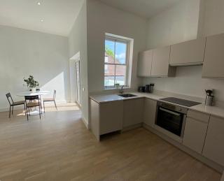 Modern 1-Bed Apartment with Balcony-Tadworth - Tadworth - 9