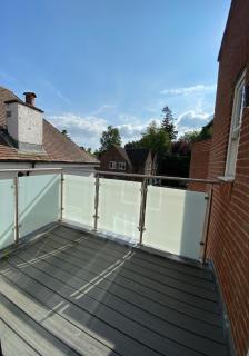 Modern 1-Bed Apartment with Balcony-Tadworth - Tadworth - 5