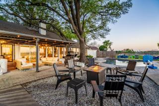 Lakefront Luxe 5BR 2Bath Home with Pool & Hot Tub - Rowlett - 9