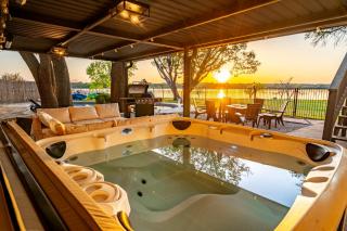 Lakefront Luxe 5BR 2Bath Home with Pool & Hot Tub - Rowlett - 8