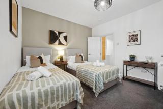 4 Bed Stunning Chic Open Plan Southsea Townhouse, Free On-Street Parking, with XBox and BBQ, Perfect for Groups! - by Blue Puffin Stays - 8
