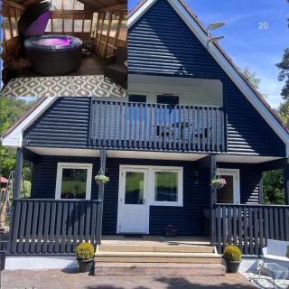 Cosy Lakeside Chalet With Option to add Private Hot Tub - Duneena - 0