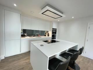 Luxury 2 Bedroom Apt with Parking - 8