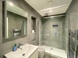 Luxury 2 Bedroom Apt with Parking - Sheffield - 7