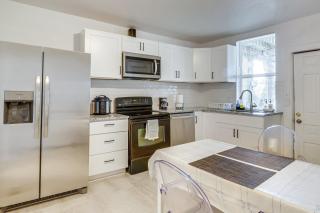 Stroll to Shore Quaint Condo with Deck in Norfolk - 4