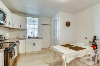 Stroll to Shore Quaint Condo with Deck in Norfolk - 3