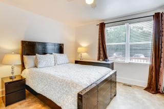 Stroll to Shore Quaint Condo with Deck in Norfolk - 2