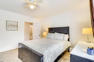 Stroll to Shore Quaint Condo with Deck in Norfolk - 1