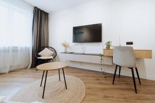 Comfortable 1BR -Work Desk - Steps from Oasis Mall - 3