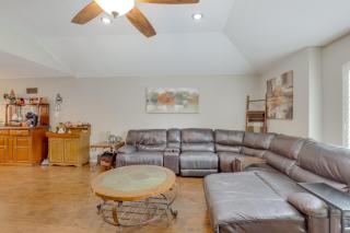 5 Mi to Lewisville Lake Couples Retreat with Yard - 6