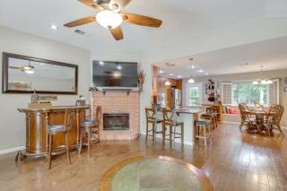 5 Mi to Lewisville Lake Couples Retreat with Yard - 5