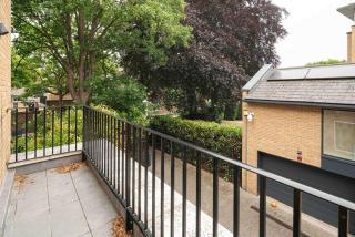 Spacious 5BD Family Home in Leafy West London - 9