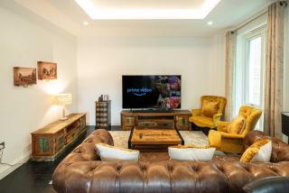 Spacious 5BD Family Home in Leafy West London - 2