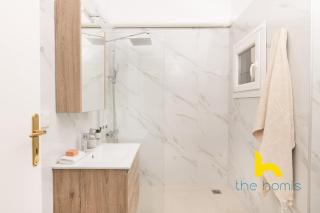 Modern Athens Stay - 2BR with Balcony, Steps to Metro - Athen - 9