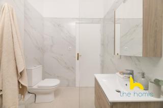 Modern Athens Stay - 2BR with Balcony, Steps to Metro - Athen - 6