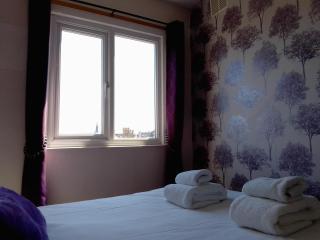 4 Cromwell Terrace - 2 bed top floor apartment with views across town to the sea - Scarborough - 6