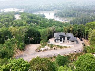 Modern Muskoka Cottage with Lake Views - 8