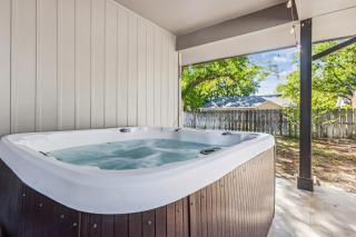 HotTub, Cinema & Games in a Quiet Neighborhood - 1