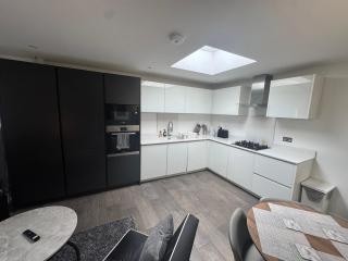 2BR Flat in Prime Location - Slough - 8