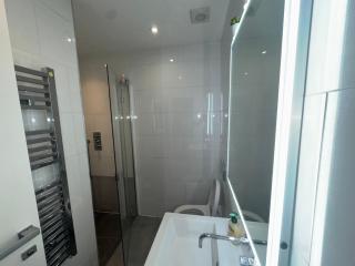 2BR Flat in Prime Location - Slough - 9