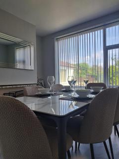 Your Relaxing 2-Bed Getaway with Parking - Dore - 2