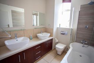 Luxurious 3-Bedroom Sandton Retreat at 7 Alice Lane - Johannesburgo - 1