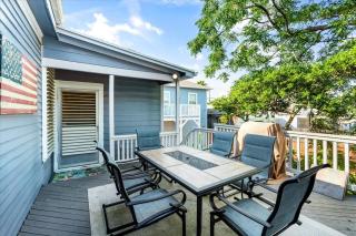 4 blocks fr beach, central location, Pet friendly! - Galveston - 4