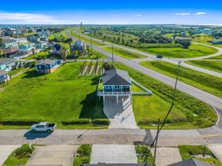 Family-Friendly Galveston Stay | Game Room + Porch - 7
