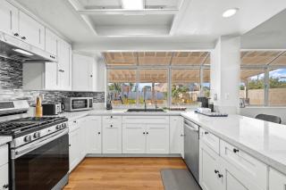 Stylish Home w Full Kitchen Garage Backyard - 4