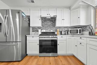 Stylish Home w Full Kitchen Garage Backyard - La Puente - 2