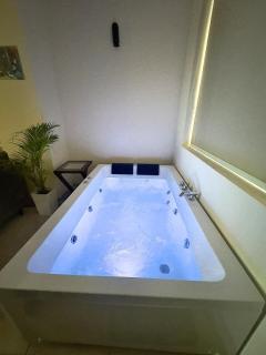 High Rise Lavish Room with Jacuzzi & Amazing View in zirkapur - Zirakpur - 0