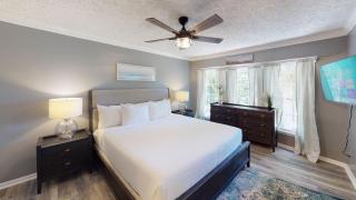 Cabin Style Stay With Hot Tub, Grill & Porch Swing - Woodstock - 7