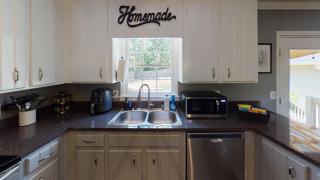 Cabin Style Stay With Hot Tub, Grill & Porch Swing - Woodstock - 4