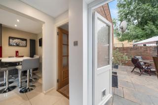 Cosy 3 BEDROOM Home with Garden, Ealing - Greenford - 2