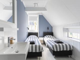 Luxuriously restored farmhouse with trendy interior close to sea and forest - Groet - 2