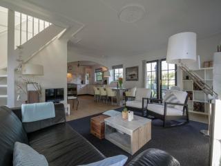 villa w electric charging & parking - 4