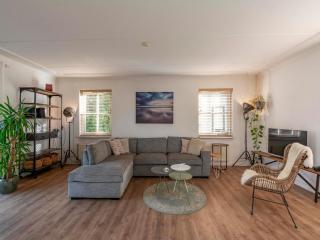 Elegant Home by the Beach - 9