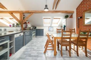 Bright and airy apartment in unique suburb - Prague - 9