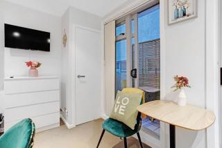 CBD Studio with Full Kitchen and Laundry - Auckland - 2