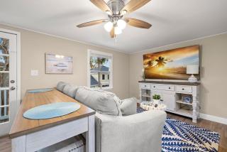 3BR Guest Escape with Pool and Theater - Palm Harbor - 3