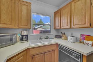 2 Blocks to Beach, Firepit, Sandbox, BBQ, Work - 1