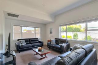 Spacious Remuera Bungalow with Parking and Aircon - 0