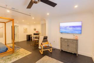 Deluxe Master Studio Private Entrance and Patio - 9