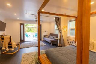 Deluxe Master Studio Private Entrance and Patio - 4