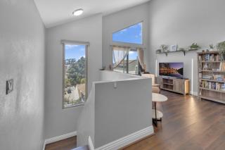 Point Loma 2BR Townhome w Parking in Prime Location - 9